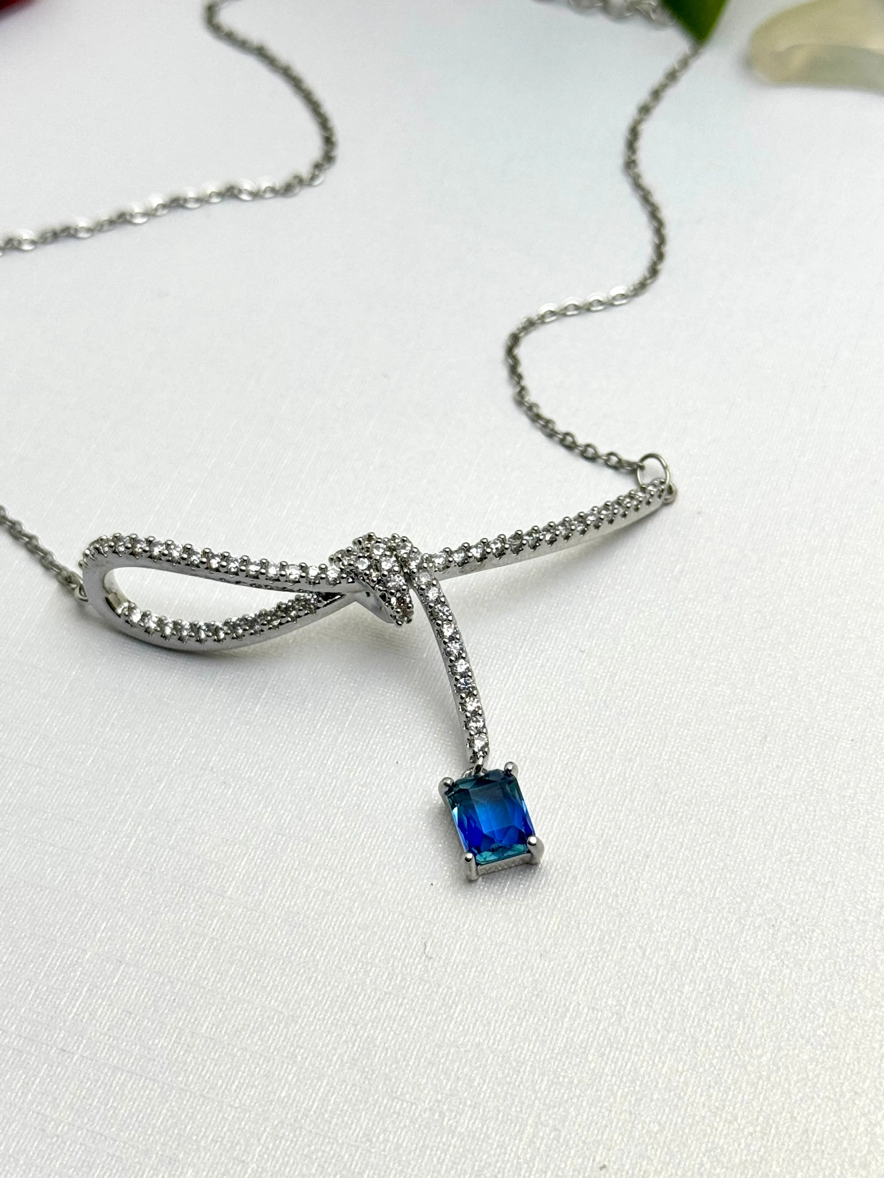 Chic Knot Necklace